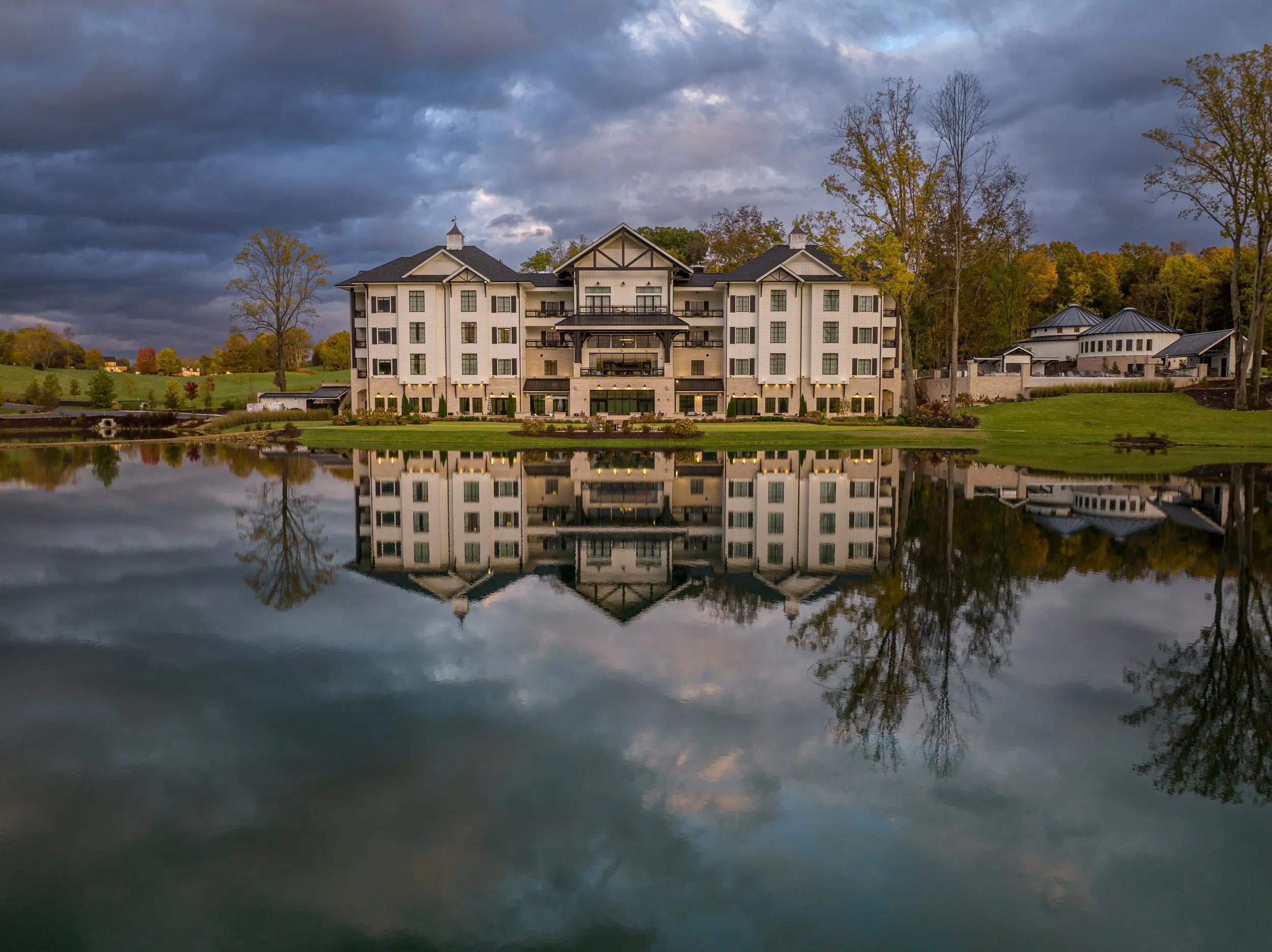 Nicwonder Inn in fall