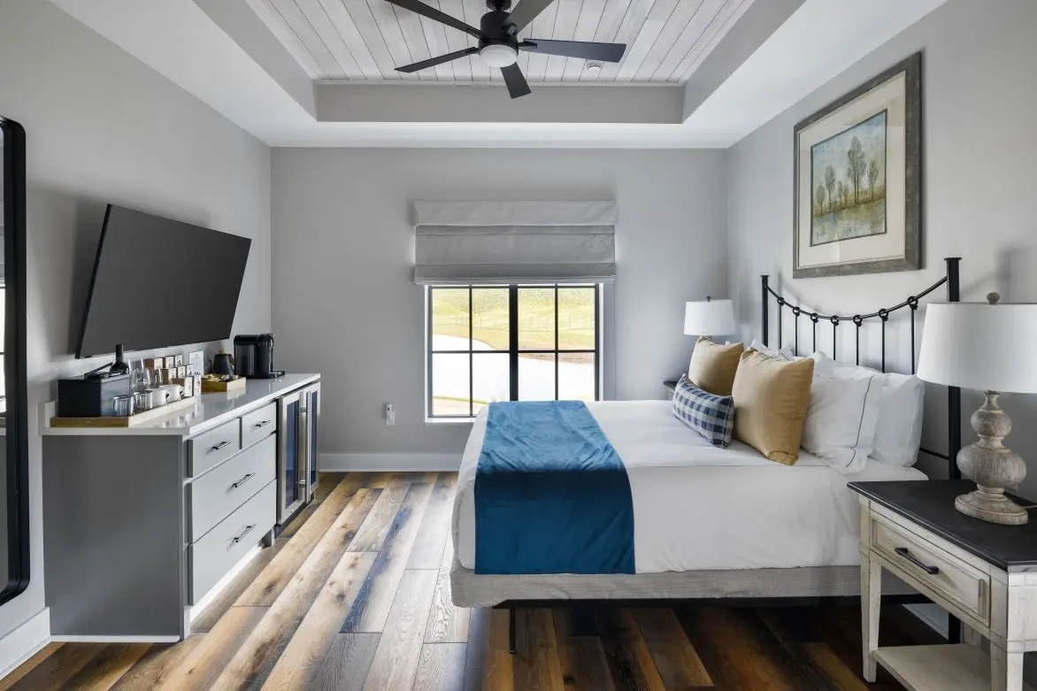 queen room vine bedroom